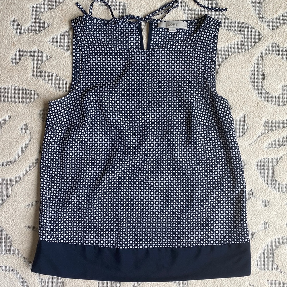 LOFT | TOP WITH TIE AND KEYHOLE BACK DETAIL